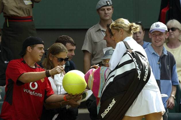 Kim Clijsters (re., Belgien) schreibt gut gelaunt Autogramme Tennis Damen All England Championships 2003, Grand Slam, WTA-Tour, Gruppe Wimbledon London Freude,