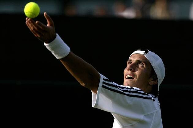 Juan Ignacio Chela (Argentinien) - Aufschlag Tennis Herren All England Championships 2003, Grand Slam, ATP-Tour, Einzelbild Wimbledon London