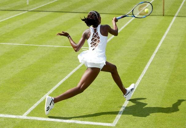 Venus Williams (USA) - Vorhand Tennis Damen All England Championships 2003, Grand Slam, WTA-Tour, Rasen, Rasentennis, Rasenplatz, Rasenturnier, Einzelbild Wimbledon London Dynamik,