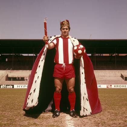 Gerd Müller (Bayern) - Der König aller Torschützen mit Krone und Zepter Fußball 1. BL Herren Saison 1969 70, FC Bayern München, Shooting, Fotoshooting, Fototermin, Einzelbild Aufnahmedatum geschätzt München