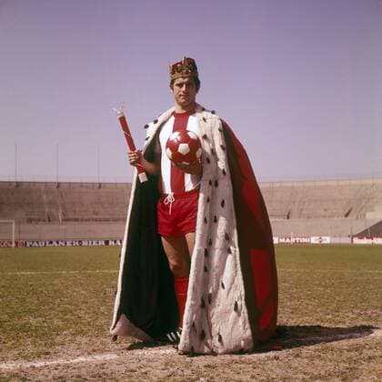 Gerd Müller (Bayern) - Der König aller Torschützen mit Krone und Zepter Fußball 1. BL Herren Saison 1969 70, FC Bayern München, Shooting, Fotoshooting, Fototermin, Einzelbild Aufnahmedatum geschätzt München