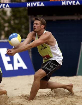 Hannes Ambelang (Deutschland) - Ballannahme Beachvolleyball Herren Swatch-FIVB World Tour 2003, Grand Slam, Beach, Einzelbild Berlin Dynamik,