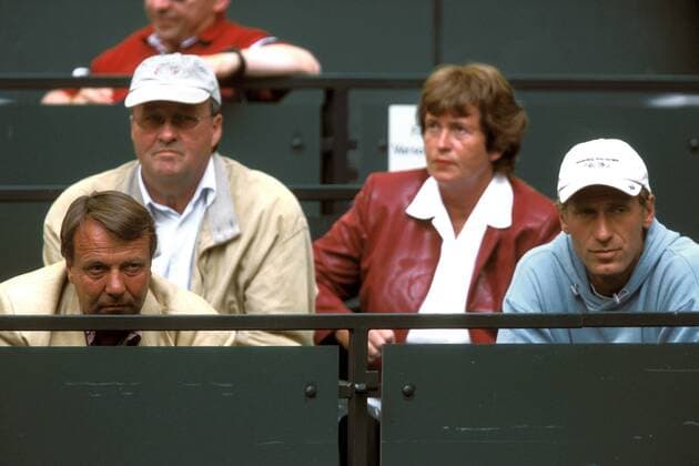 Dirk Hordorff (li.), der Trainer von Rainer Schüttler und Daviscup-Teamchef Patrik Kühnen (re.), dahinter Rainer und Jutta Burgsmüller, die Eltern von Lars Burgsmüller Tennis Herren Gerry Weber Open 2003, ATP-Tour, Vdia Gruppe Halle Westfalen