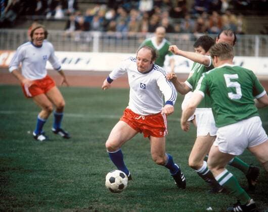 Uwe Seeler ist in einem Benefizspiel noch einmal für den HSV am Ball, hinten li. übrigens Netzer Fußball Herren Hamburger SV 1980, Gruppe Aufnahmedatum geschätzt Dynamik,