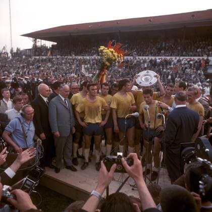 Fußball, Eintracht Braunschweig, Deutscher Meister 1967 Eintracht Braunschweig sichert sich am letzten Spieltag der Saison 1966 1967 die Meisterschale - wesentlichen Anteil am Erfolg hatten Trainer Helmut Johansen (3. v. re.), Lothar Ulsaß (4. v. re.) und Gerd Saborowski (4. v. li.) Fußball 1. BL Herren Deutscher Meister, Deutsche Meisterschaft, Meisterfeier, Feier, Siegerehrung Totale Freude,