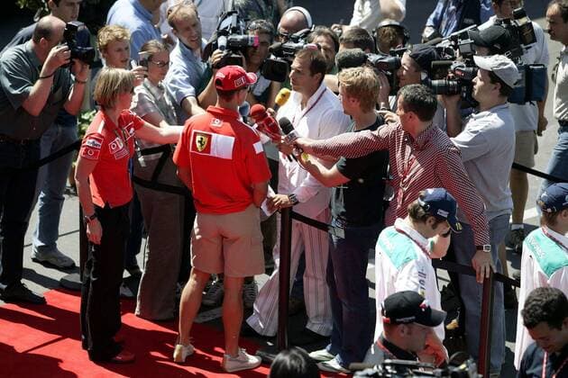 Michael Schumacher (Ferrari Deutschland) gibt Interviews, ganz vorn dabei: RTL-Reporter Kai Ebel Motorsport Grand Prix Herren Großer Preis von Europa 2003, Formel 1 Weltmeisterschaft, F1, F, GP, WM Gruppe Nürburgring Nürburg
