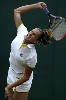 Iroda Tulyaganova (Usbekistan) - Aufschlag Tennis Damen All England Championships 2003, Grand Slam, WTA-Tour, Einzelbild Wimbledon London Dynamik,
