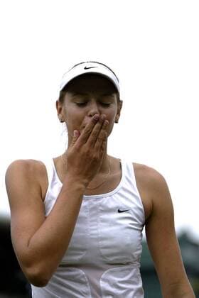 Maria Sharapova (Rußland) kann es noch nicht fassen, sie ist eine Runde weiter Tennis Damen All England Championships 2003, Grand Slam, WTA-Tour, Einzelbild Wimbledon London Freude,