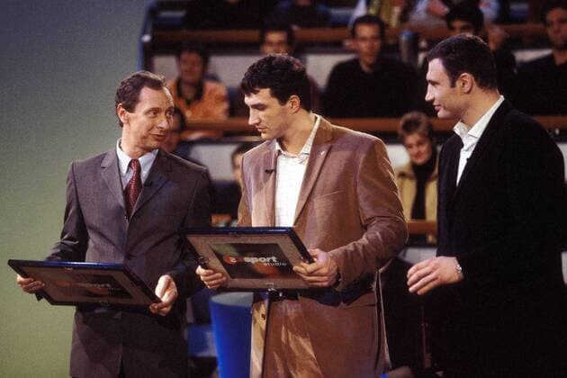 Fußball-Schiedsrichter Dr. Hellmut Krug (li., Deutschland) zusammen mit den Boxern Wladimir (Mitte) und Vitali Klitschko (beide Ukraine) im ZDF-Sportstudio Boxen Herren Boxsport 2002, Profiboxen, Boxprofi, Boxprofis, Profi, Profis Gruppe Mainz