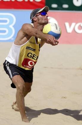Edgar Krank (Deutschland) - Ballannahme Beachvolleyball Herren Swatch-FIVB World Tour 2003, Vodafone Grand Slam, Worldtour, Beach Einzelbild Berlin