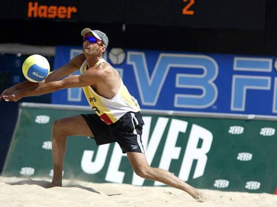 Edgar Krank (Deutschland) - Ballannahme Beachvolleyball Herren Swatch-FIVB World Tour 2003, Vodafone Grand Slam, Worldtour, Beach Einzelbild Berlin