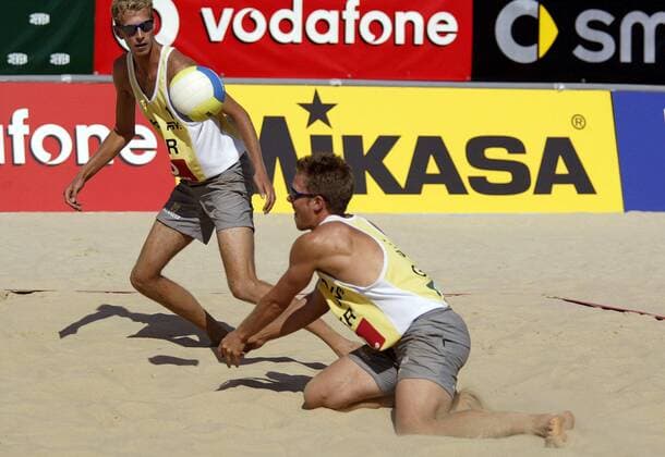David Klemperer - Ballannahme vor Niklas Rademacher (beide Deutschland) Beachvolleyball Herren Swatch-FIVB World Tour 2003, Vodafone Grand Slam, Worldtour, Beach Gruppe Berlin