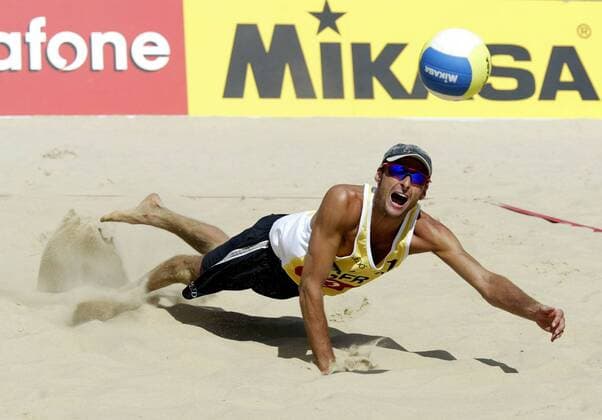 Edgar Krank (Deutschland) - Ballannahme Beachvolleyball Herren Swatch-FIVB World Tour 2003, Vodafone Grand Slam, Worldtour, Beach Einzelbild Berlin Dynamik,