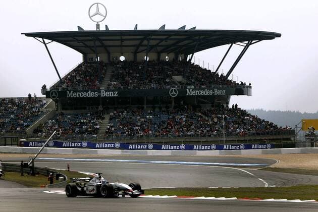 Kimi Räikkönen (Finnland McLaren-Mercedes) in seinem Boliden vor der Mercedes-Tribüne Motorsport Grand Prix Herren Großer Preis von Europa 2003, Formel 1 Weltmeisterschaft, F1, F, GP, WM Totale Nürburgring Nürburg, Qualifying