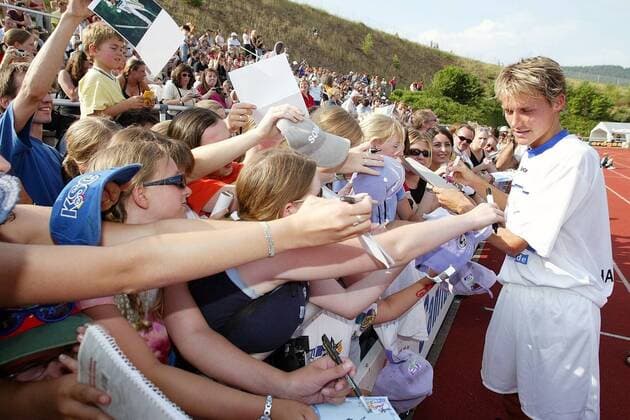 Sven Hannawald (Deutschland) gibt seinen überwiegend weiblichen Fans Autogramme Fußball Herren Benefizspiel 2003, Benefiz, Skispringen, Skisprung, Ski Nordisch, Nordischer Skisport, Vdig Totale Masse,