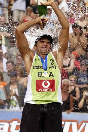 Franco Jose Vieira Neto (Brasilien) nimmt eine Champagnerdusche auf seinen ersten Grand Slam Erfolg Beachvolleyball Herren Swatch-FIVB World Tour 2003, Vodafone Grand Slam, Worldtour, Beach, Finale, Endspiel, Vdig Einzelbild Berlin Freude, Begeisterung,