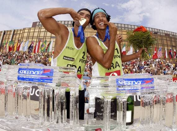 Franco Jose Vieira Neto (li.) und Harley Marques Silva (beide Brasilien) bekamen neben den obligatorischen Goldmedaillen einen Eispokal, der dem Brandenburger Tor nachempfunden wurde Beachvolleyball Herren Swatch-FIVB World Tour 2003, Vodafone Grand Slam, Worldtour, Beach, Finale, Endspiel, Vdig Gruppe Berlin Freude,