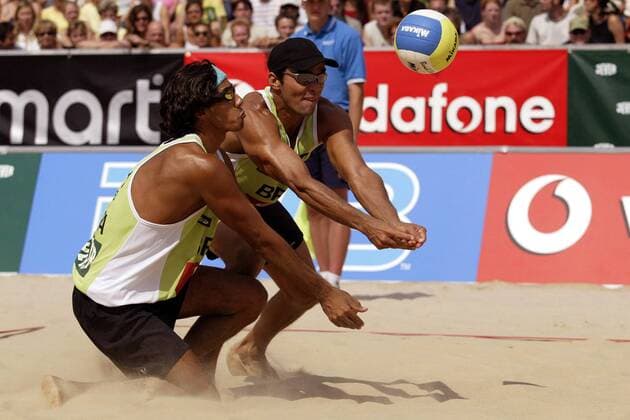 Franco Jose Vieira Neto (re.) und Harley Marques Silva (beide Brasilien) - Ballannahme Beachvolleyball Herren Swatch-FIVB World Tour 2003, Vodafone Grand Slam, Worldtour, Beach, Finale, Endspiel, Vdig Gruppe Berlin Dynamik,