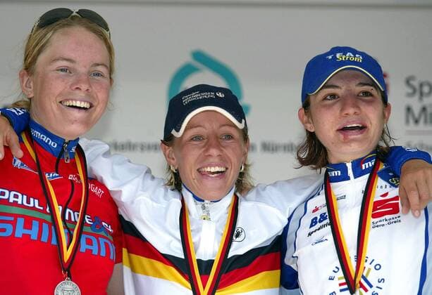 Siegerehrung v. li.: Christiane Söder (Team LG Stuttgart), Trixi Worrack (Equipe Nürnberger) und Tina Liebig (SSV Gera TEAG alle Deutschland) Radsport LM Damen Deutsche Meisterschaft 2003, Landesmeisterschaft, DM, Straßenmeisterschaft, Straße, Straßenradsport, Gruppe Spalt Freude,