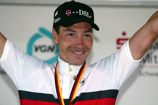 Der Deutsche Meister Erik Zabel (Team Telekom) Radsport LM Herren Deutsche Meisterschaft 2003, Landesmeisterschaft, DM, Straßenmeisterschaft, Straße, Straßenradsport, Einzelbild Spalt Freude,