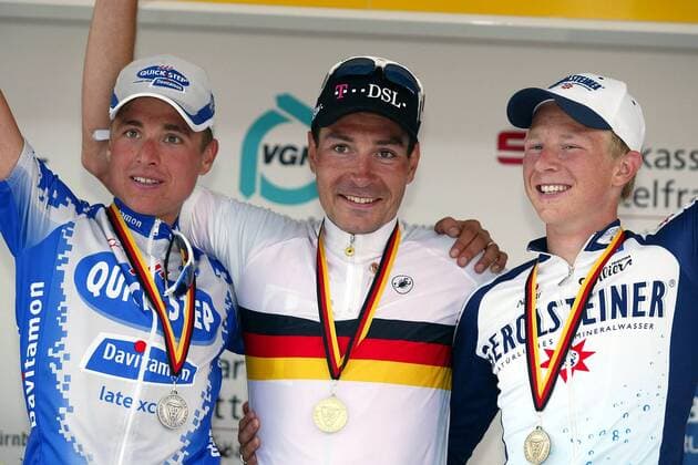 Siegerehrung v. li.: Patrick Sinkewitz (Quick Step - Davitamon), Erik Zabel (Team Telekom) und Fabian Wegmann (Team Gerolsteiner alle Deutschland) Radsport LM Herren Deutsche Meisterschaft 2003, Landesmeisterschaft, DM, Straßenmeisterschaft, Straße, Straßenradsport, Gruppe Spalt Freude,