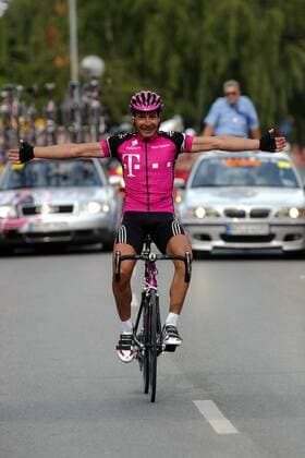 Sieger Erik Zabel (Deutschland Team Telekom) jubelt im Ziel Radsport LM Herren Deutsche Meisterschaft 2003, Landesmeisterschaft, DM, Straßenmeisterschaft, Straße, Straßenradsport, Einzelbild Spalt Freude,