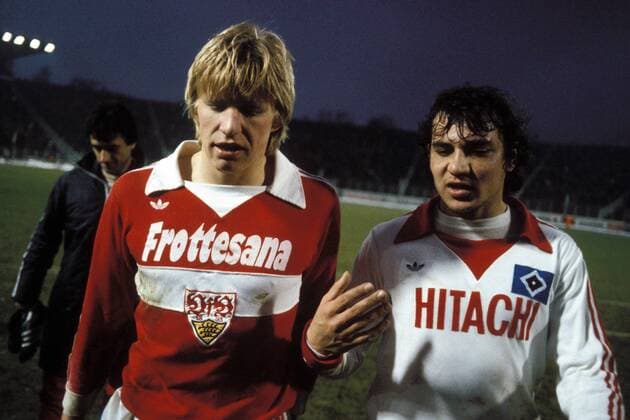 Bernd Förster (Stuttgart, li.) und Felix Magath (HSV) im Gespräch Fußball 1. BL Herren Saison 1978 1979, Hamburger SV - VfB Stuttgart 1:1, Vdia Gruppe Hamburg