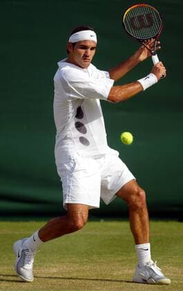 Roger Federer (Schweiz) - Rückhand Tennis Herren All England Championships 2003, Grand Slam, ATP-Tour, Rasen, Rasenplatz, Rasentennis, Rasenturnier, Einzelbild Wimbledon London