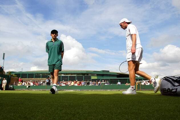 Rainer Schüttler (re., Deutschland) geht zurück auf seinen Platz Tennis Herren All England Championships 2003, Grand Slam, ATP-Tour, Rasen, Rasenplatz, Rasentennis, Rasenturnier, Totale Wimbledon London