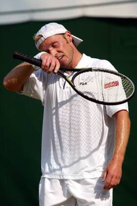 Rainer Schüttler (Deutschland) wischt sich den Schweiß ab Tennis Herren All England Championships 2003, Grand Slam, ATP-Tour, Einzelbild Wimbledon London