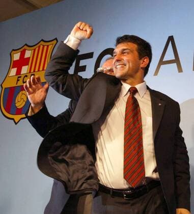 Joan Laporta (Barca) triumphiert, er ist der neue Präsident des FC Barcelona Fußball Herren Primera Division 2002 2003, 1. Spanische Liga, FC Barcelona Einzelbild Barcelona Freude, Begeisterung,  