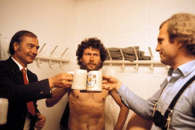 Paul Breitner (Mitte), Trainer Pal Csernai (li.) und Manager Uli Hoeneß (alle Bayern) stoßen in der Umkleidekabine auf den Gewinn der deutschen Meisterschaft an Fußball 1. BL Herren Saison 1979 1980, FC Bayern München, Deutsche Meisterschaft, Deutscher Meister, Bierkrüge Gruppe Aufnahmedatum geschätzt München