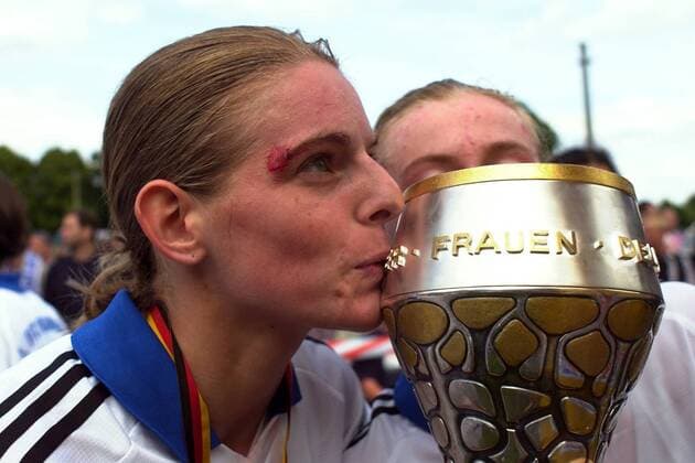 Nia Künzer (Frankfurt) küßt den deutschen Meisterschaftspokal Fußball 1. BL Damen Saison 2002 2003, Potsdam - 1. FFC Frankfurt 0:0, Frauen, Frauenfußball, Vdig, Einzelbild Potsdam Freude,
