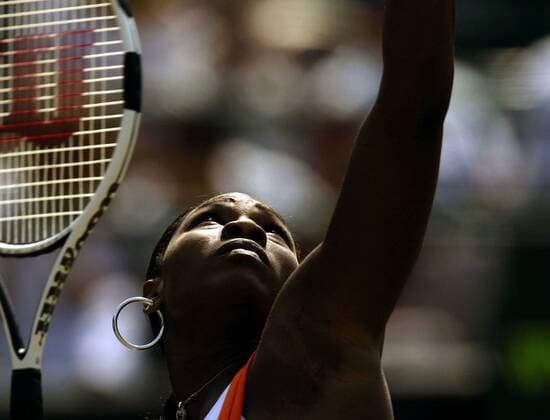 Serena Williams (USA) - Aufschlag Tennis Damen All England Championships 2003, Grand Slam, WTA-Tour, Einzelbild Wimbledon London