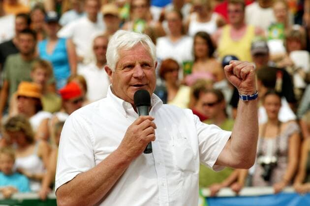 DVV-Präsident Werner Graf von Moltke (Deutschland) hält eine Rede Beachvolleyball Herren Swatch-FIVB World Tour 2003, Vodafone Grand Slam, Beach, Worldtour, Einzelbild Berlin