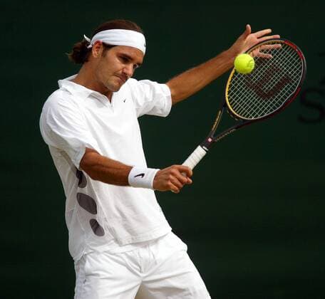 Roger Federer (Schweiz) - Rückhandvolley Tennis Herren All England Championships 2003, Grand Slam, ATP-Tour Einzelbild Wimbledon London