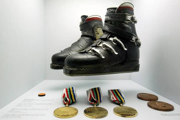Skischuhe und Goldmedaillen von Jean-Claude Killy (Frankreich), der gleich dreimal bei den Olympischen Winterspielen 1968 in Grenoble erfolgreich war Alpiner Skilauf OS Winter Herren Olympisches Museum 2003, Olympiamuseum, Geschichte, Sportgeschichte, Sporthistorie, Olympiahistorie, Gruppe Lausanne