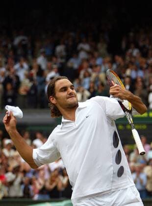 Roger Federer (Schweiz) wirft nach seinem Finaleinzug die Schweißbänder ins Publikum Tennis Herren All England Championships 2003, Grand Slam, ATP-Tour, Halbfinale, Vdig Einzelbild Wimbledon London