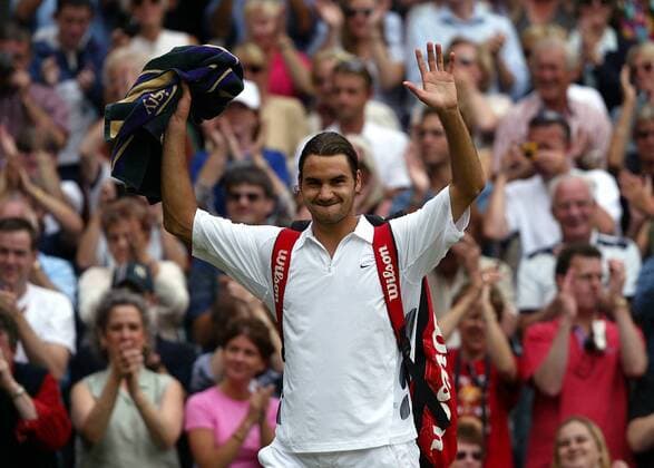 Roger Federer (Schweiz) verabschiedet sich von den Zuschauern Tennis Herren All England Championships 2003, Grand Slam, ATP-Tour, Halbfinale, Vdig Einzelbild Wimbledon London Freude,