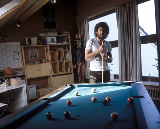 Paul Breitner (Bayern) erholt sich beim Billard Fußball 1. BL Herren Saison 1981 1982, FC Bayern München, Mfdia Einzelbild BR Deutschland, BRD München