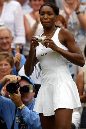 Venus Williams (USA) mit Fotoapparat Tennis Damen All England Championships 2003, Grand Slam, WTA-Tour, Finale, Endspiel, Vdig Einzelbild Wimbledon London