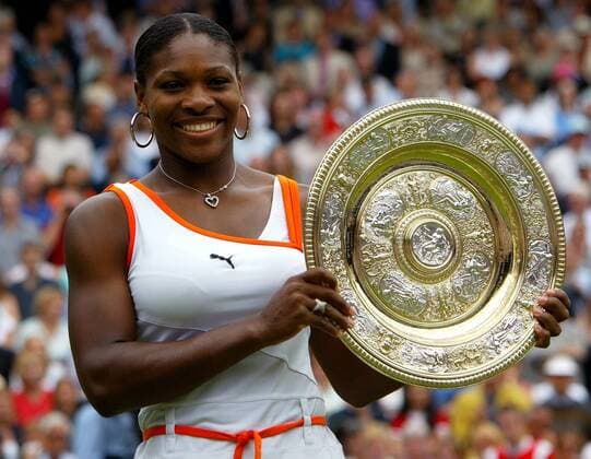 Siegerin Serena Williams (USA) mit der Venus Rosewater Dish - dem Pokal von Wimbledon Tennis Damen All England Championships 2003, Grand Slam, WTA-Tour, Finale, Endspiel, Vdig Einzelbild Wimbledon London Freude,
