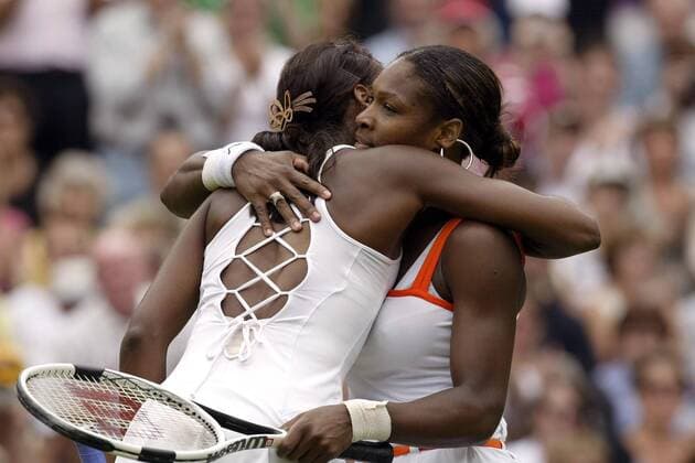 Siegerin Serena Williams (re.) umarmt ihre Schwester Venus (beide USA) Tennis Damen All England Championships 2003, Grand Slam, WTA-Tour, Finale, Endspiel Gruppe Wimbledon London Harmonie, Freude, Kameradschaft,