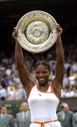 Siegerin Serena Williams (USA) präsentiert stolz ihre Trophäe Tennis Damen All England Championships 2003, Grand Slam, WTA-Tour, Finale, Endspiel Einzelbild Wimbledon London Freude,