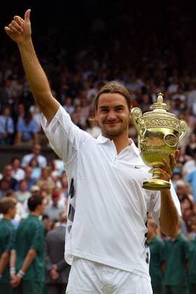 Sieger Roger Federer (Schweiz) präsentiert stolz den Siegerpokal Tennis Herren All England Championships 2003, Grand Slam, ATP-Tour, Finale, Endspiel, Vdig Einzelbild Wimbledon London Freude,