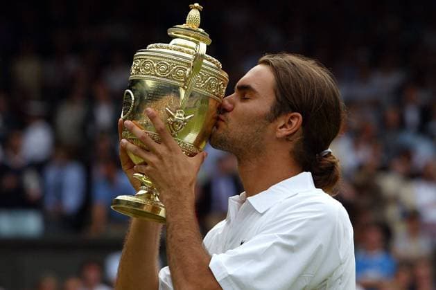 Sieger Roger Federer (Schweiz) küsst den Siegerpokal Tennis Herren All England Championships 2003, Grand Slam, ATP-Tour, Finale, Endspiel, Vdig Einzelbild Wimbledon London Freude,