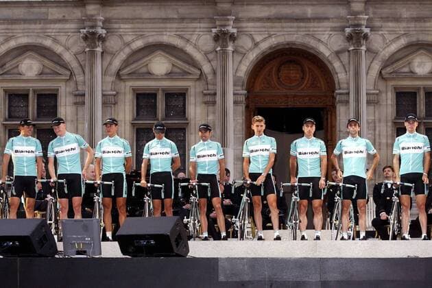 Mannschaftsfoto Bianchi, v. li.: Jan Ullrich, Daniel Becke (beide Deutschland), Angel Casero. Felix Garcia Casas, Aitor Garmendia (alle Spanien), Fabrizio Guidi (Italien), Thomas Liese (Deutschland), David Plaza (Spanien) und Tobias Steinhauser... Radsport Herren Tour de France 2003, Straßenradsport, Straße, Rad, Vdig Totale Paris