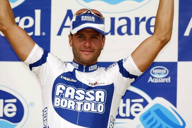 Etappensieger Alessandro Petacchi (Italien Bartolo) bei der Siegerehrung Radsport Herren Tour de France 2003, Rad, Straße, Straßenradsport, Einzelbild 1. Etappe Saint Denis Montgeron - Meaux Freude,