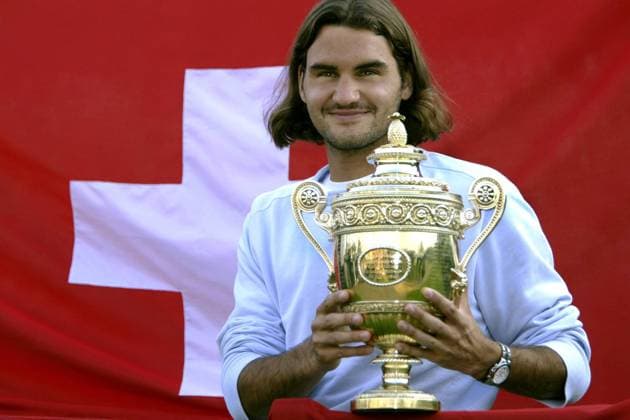 Roger Federer (Schweiz) posiert mit dem Pokal des Siegers vor der Schweizer Landesfahne Tennis Herren All England Championships 2003, Grand Slam, ATP-Tour Einzelbild London Wimbledon Freude,
