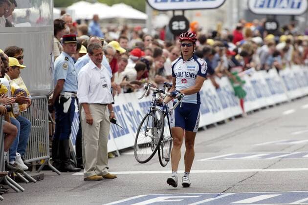 Olaf Pollack (Deutschland Gerolsteiner) hat sein defektes Rad geschultert und überquert nach Verwicklung in einen Massensturz zu Fuß die Ziellinie Radsport Herren Tour de France 2003, Rad, Straße, Straßenradsport, Einzelbild 1. Etappe Saint Denis Montgeron - Meaux